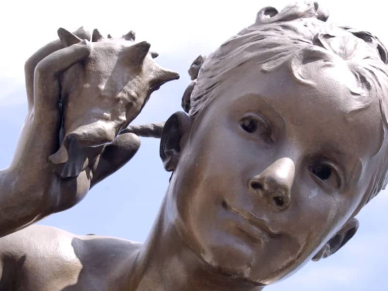 Innere Stimme und Angst_Frau mit Muschel